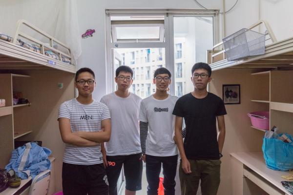 四位来自不同地方的同学相聚在成电四组团,虽然才第一天认识,却像认识多年的老友_缩小大小.jpg 40c7d0fb4c07c2fa712f7cffd560e9cc.jpg