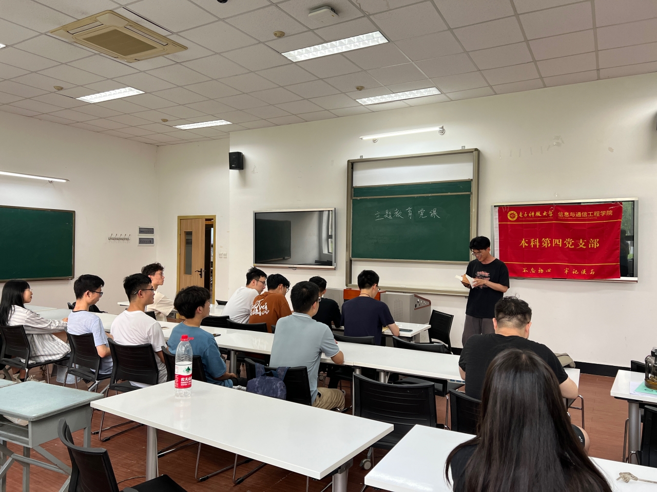 信通学院开展“奋斗正当时 扬帆再出发”2023届毕业生教育系列活动