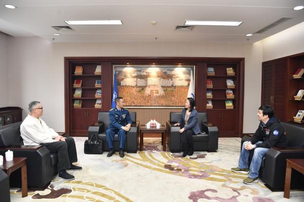 【主题教育】“最美奋斗者”李中华与师生谈初心话使命