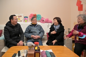 校领导看望慰问老同志