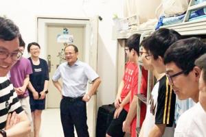 【毕业季】校领导走访毕业班学生寝室