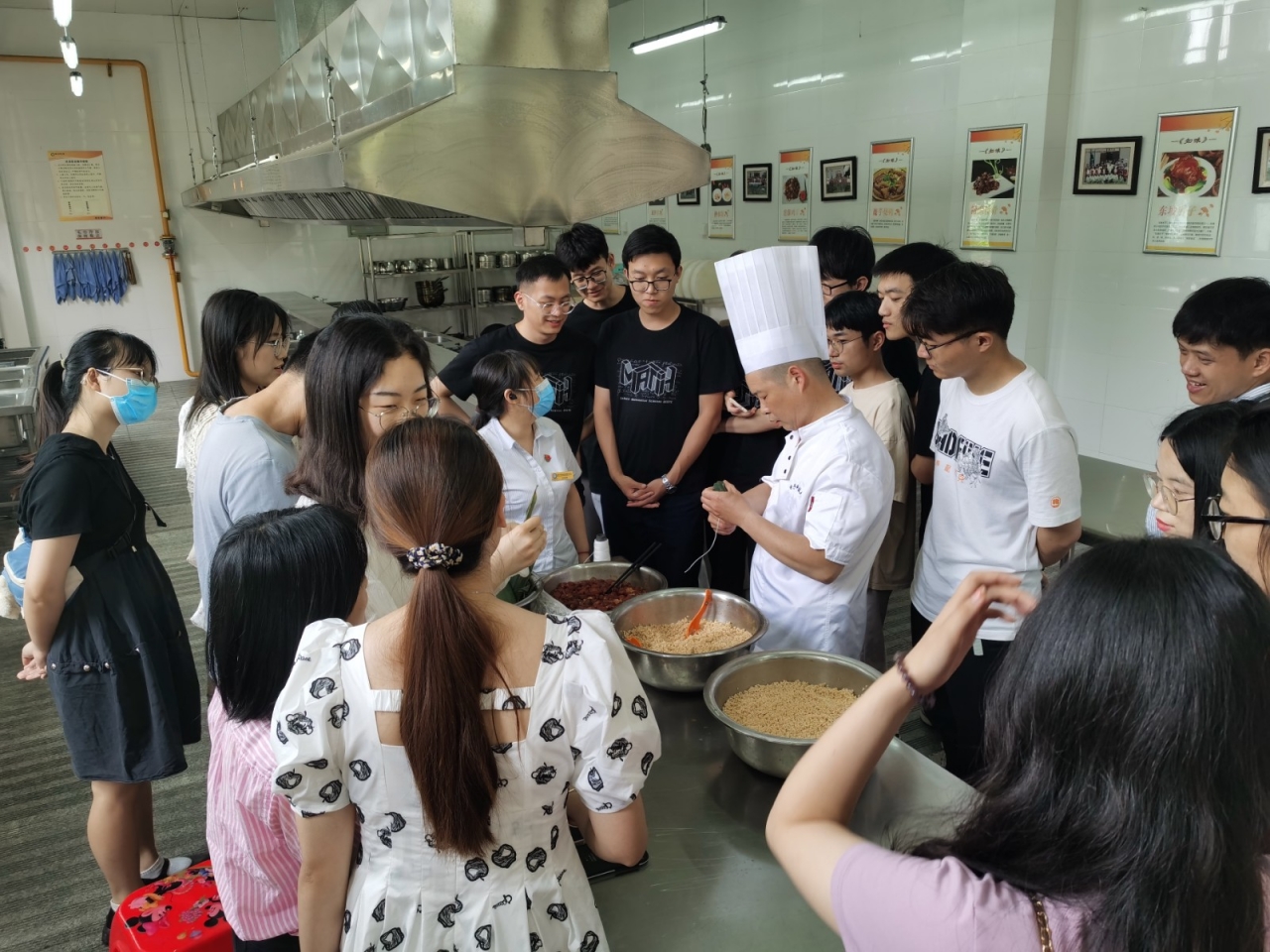 数学学院举办“弘传统文化 品端午浓情”包粽子活动