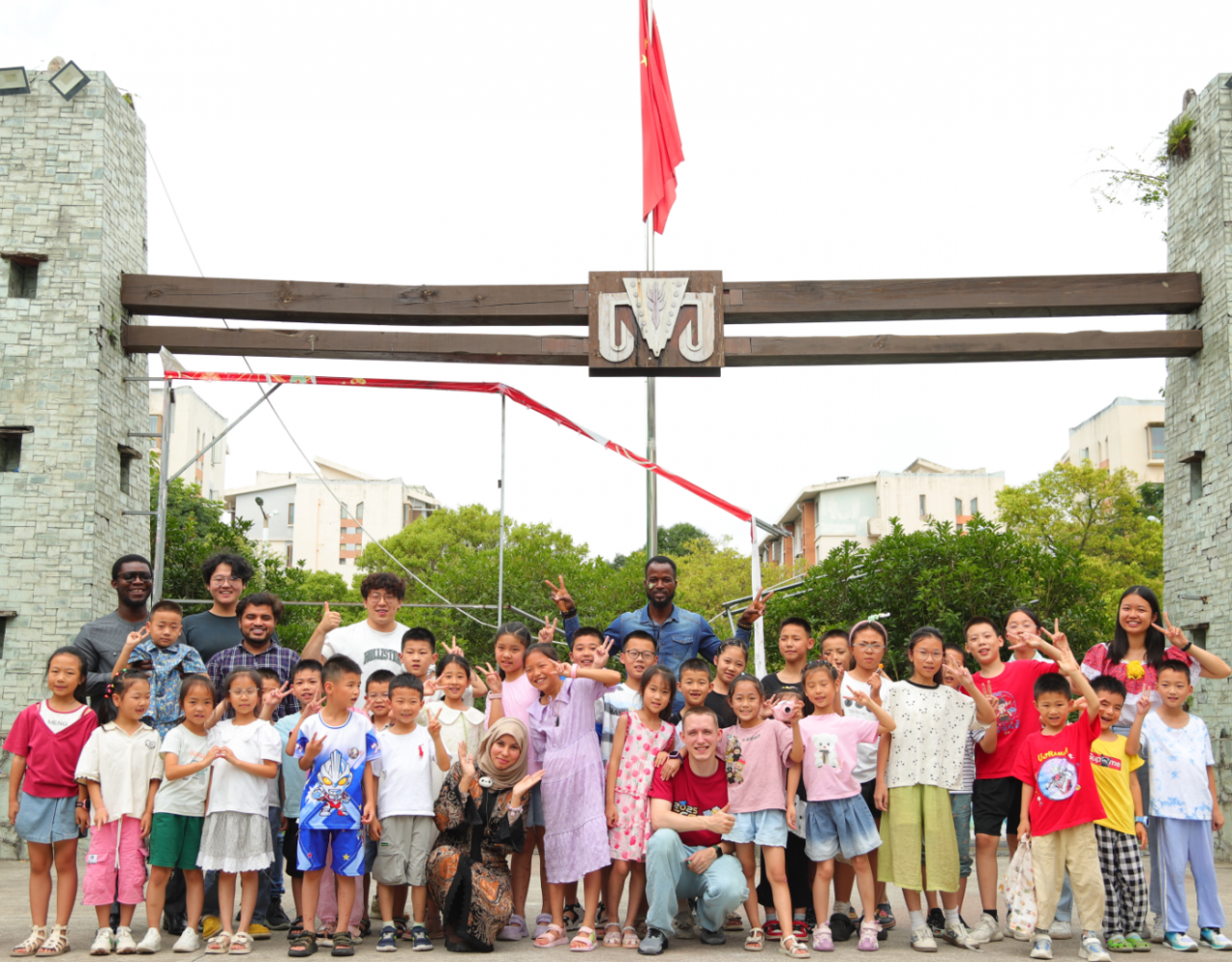 我校中外学生赴北川县暑期义务支教