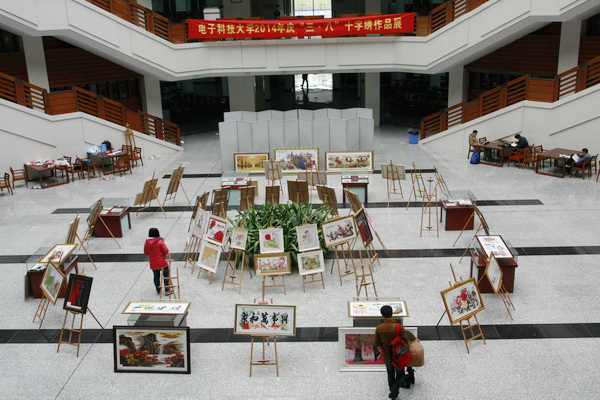 学校举行庆“三•八”十字绣作品展