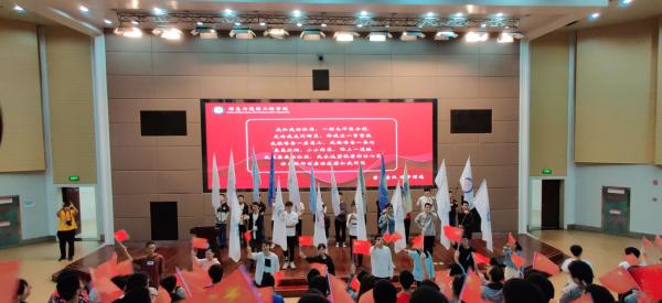 信通学院举行2019级新生开学典礼暨“青春告白祖国”主题教育活动