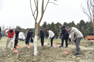 学校举行“‘植’此青绿，共绘生态绿色校园”植树活动