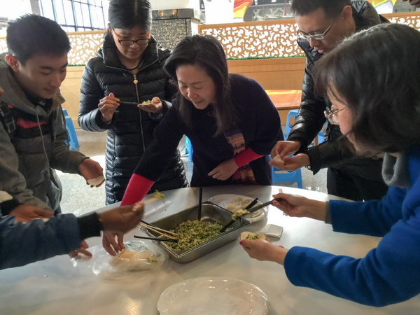 校领导与寒假留校学生共迎新春