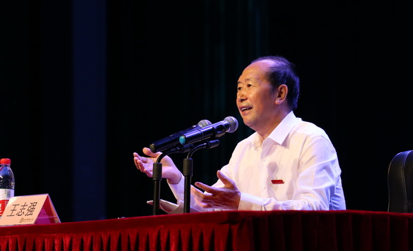 王志强书记为2015级新生带来开学第一课