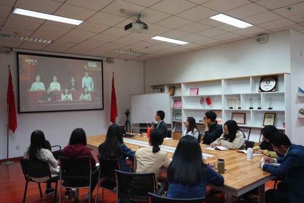 格院教工党支部集中收看《马克思是对的》节目