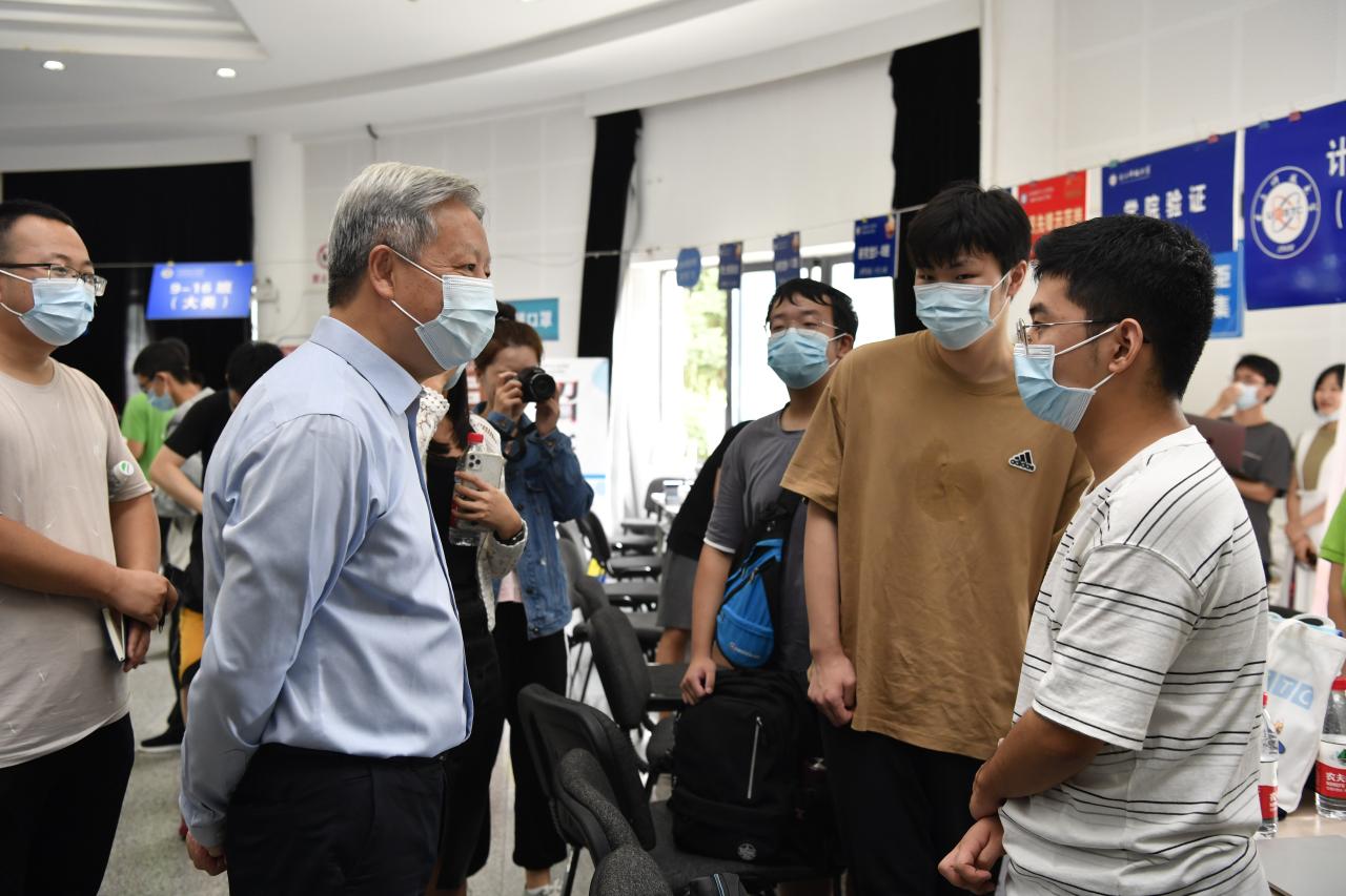 【迎新】校领导看望慰问2021级新生