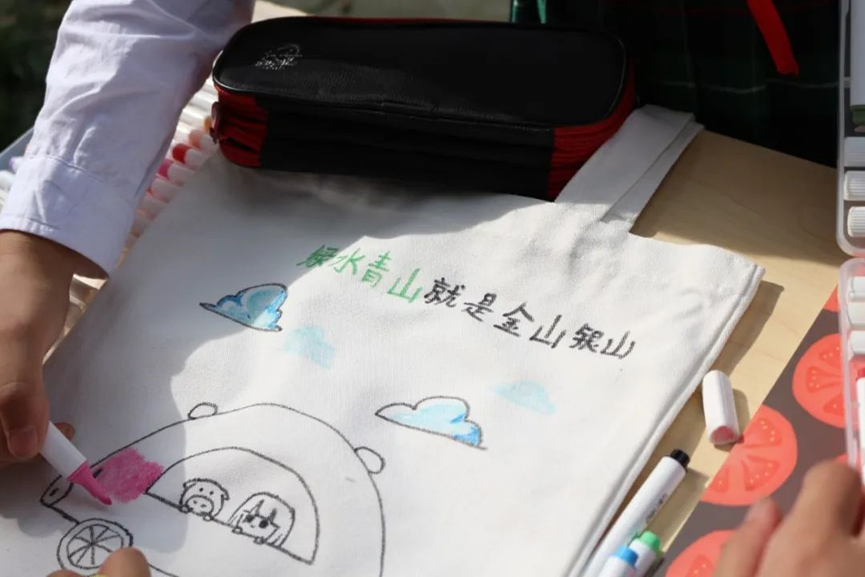 资环学院党委、学校西区科技园综合党委联合开展“世界地球日”主题党日活动