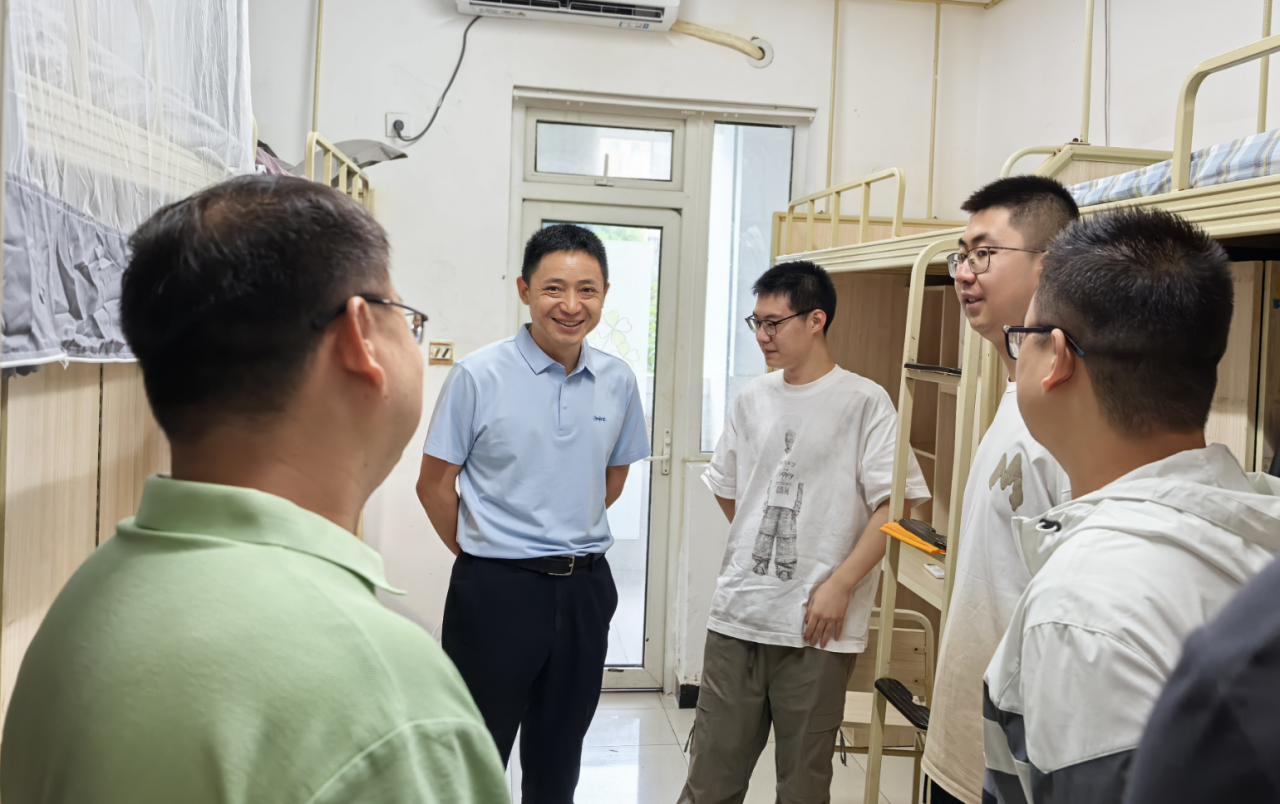 【迎新】校领导看望慰问2025级新生