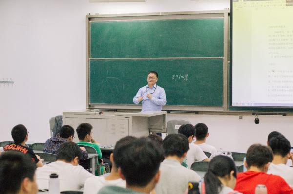 万小龙教授开课讲解《科学本性与人文精神》