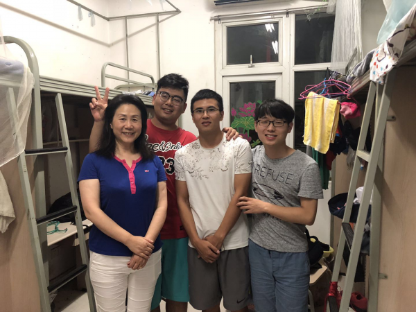 【毕业季】校领导深入学生宿舍看望毕业生