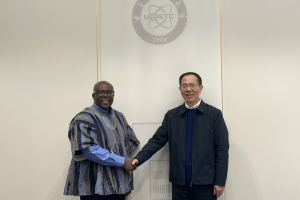 加纳行政管理学院校长Samuel Kwaku Bonsu来校访问