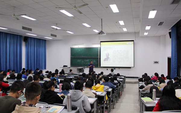 罗大明教授为政管学院本科新生解读人文精神