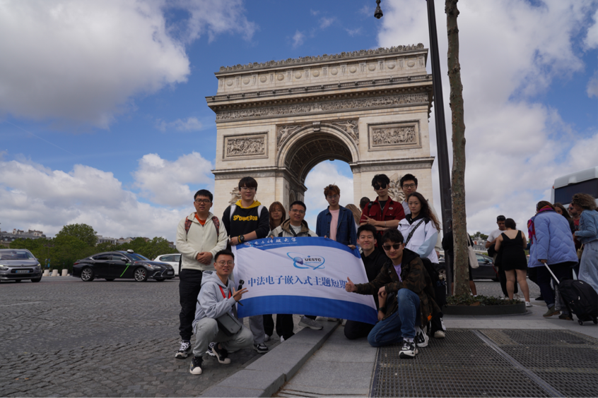 17在凯旋门前合影.png 17在凯旋门前合影.png