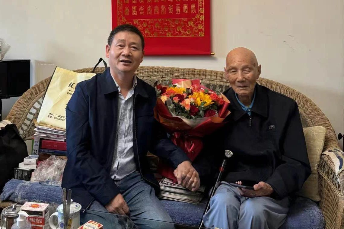 光电学院领导班子重阳节走访慰问老同志