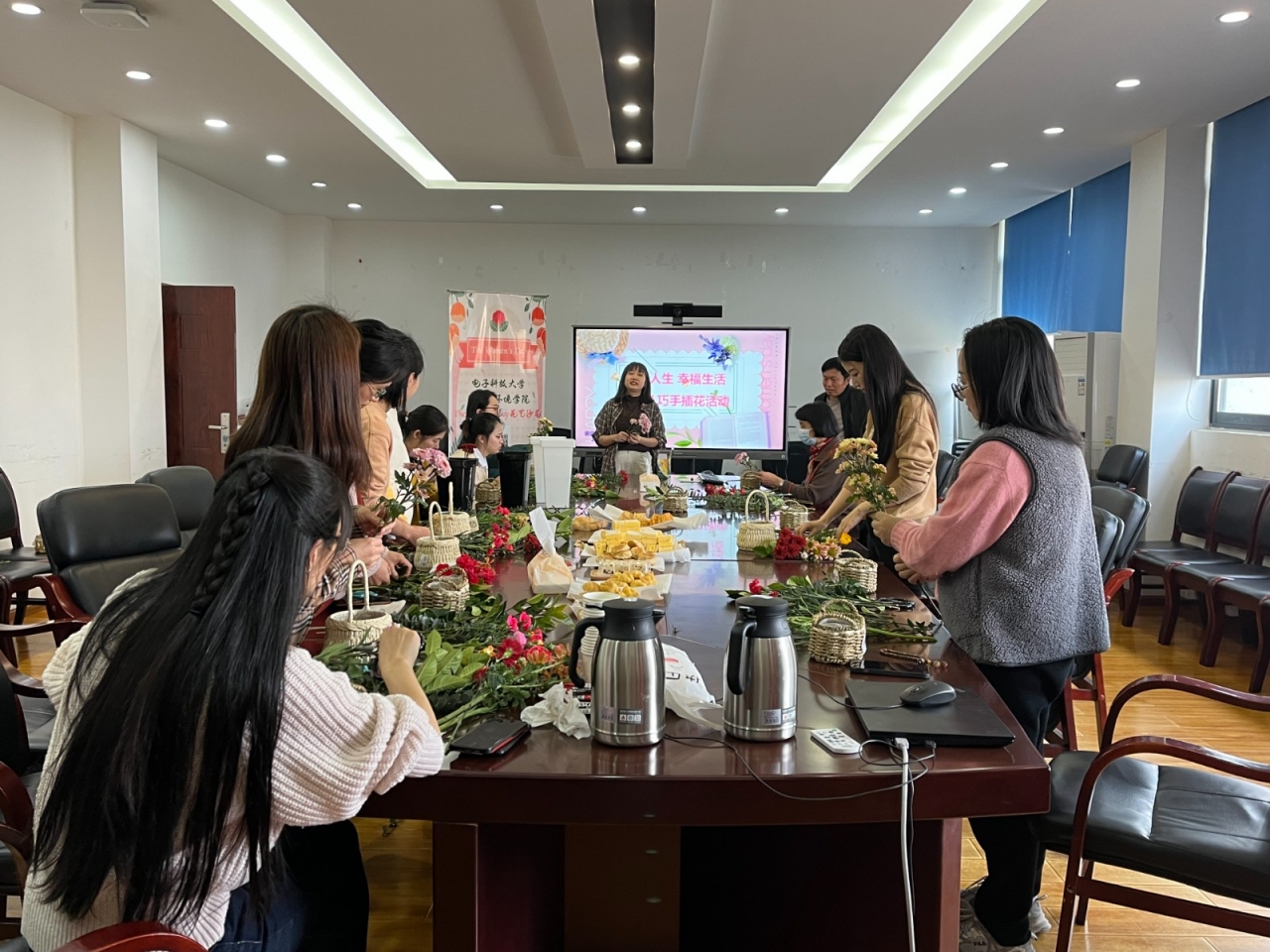 资环学院开展“三八”妇女节插花活动