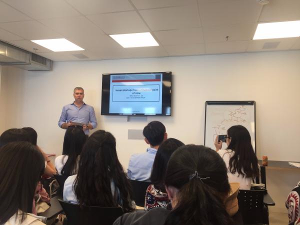 Guberman集团CEO Stefan Guberman为同学们讲解金融相关的创业知识.jpg 46547e32c676ab261091d6e771f71a52.jpg