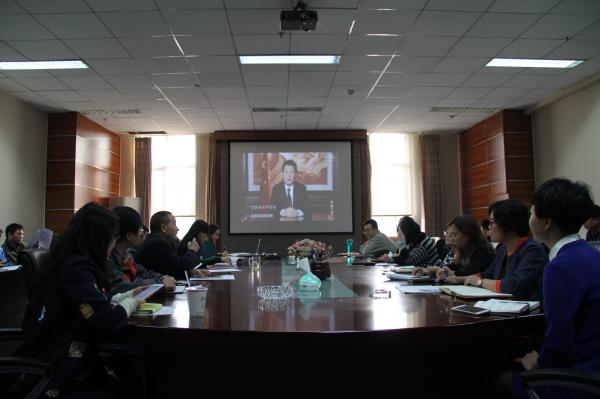 图一:集中观看《我们在路上》.JPG 图一:集中观看《我们在路上》.JPG