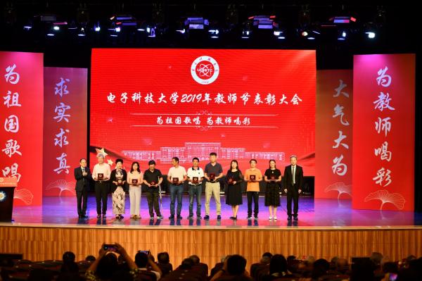 领奖0018.jpg 47f5424a113ce98f9074a62b51a4f06b.jpg