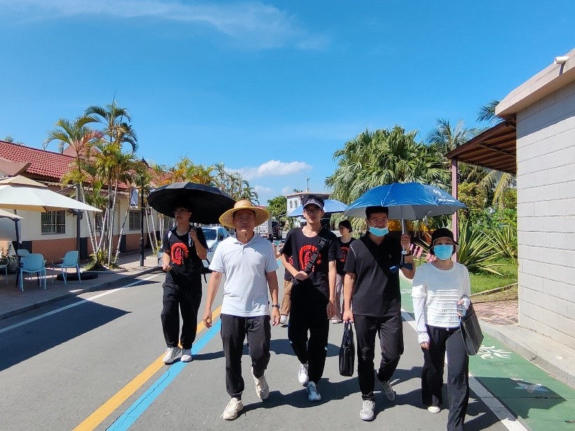 队员们参观海侨五丰村、斗山横江村村容村貌.jpg 队员们参观海侨五丰村、斗山横江村村容村貌.jpg