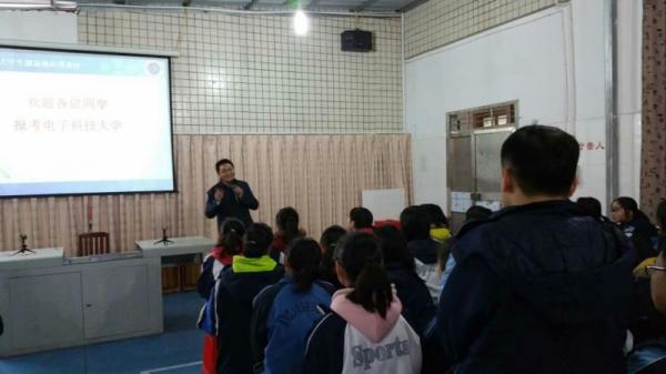 物电学院赴湖南开展科普知识讲座