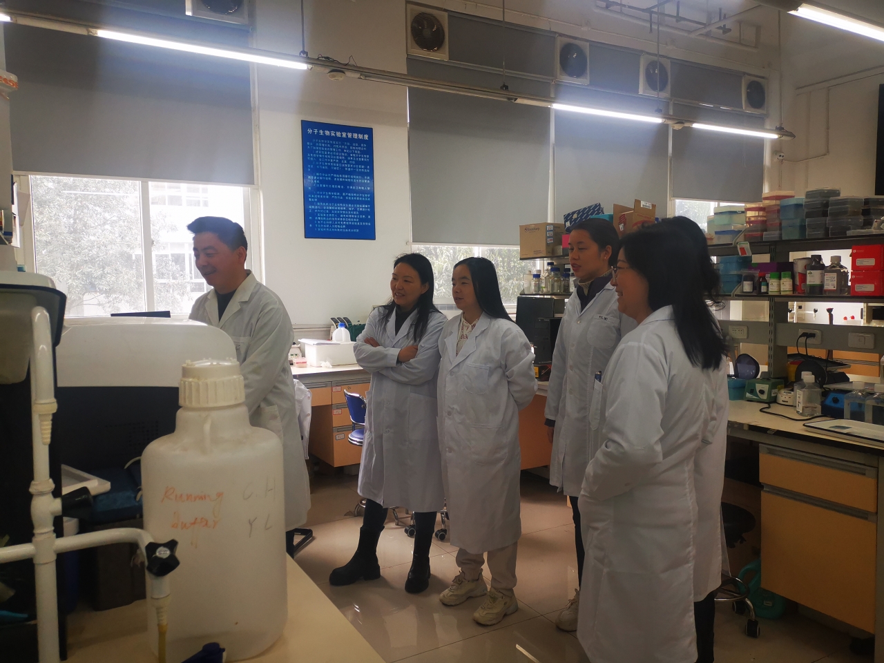 郑敏和学子探讨实验过程.jpg 郑敏和学子探讨实验过程.jpg