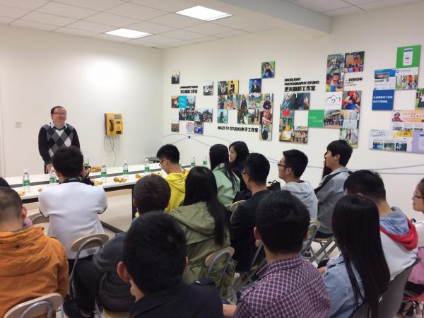 学校新闻中心学生记者团“泼墨凌云工作室”启用