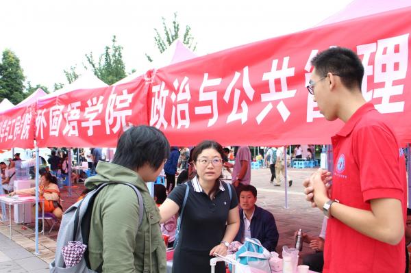 迎新志愿者为新生报到提供细致服务.JPG 4aefd28ef74b9048444a25cb6dcdf49f.jpg