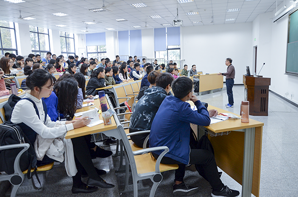 经管学院院领导开展“制度自信”新生教育专题讲座