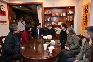 学校领导班子开展2025新春走访慰问