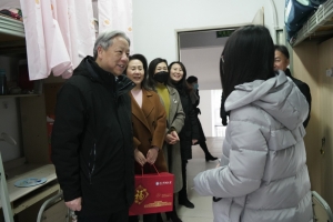 校领导看望慰问寒假留校学子和一线员工