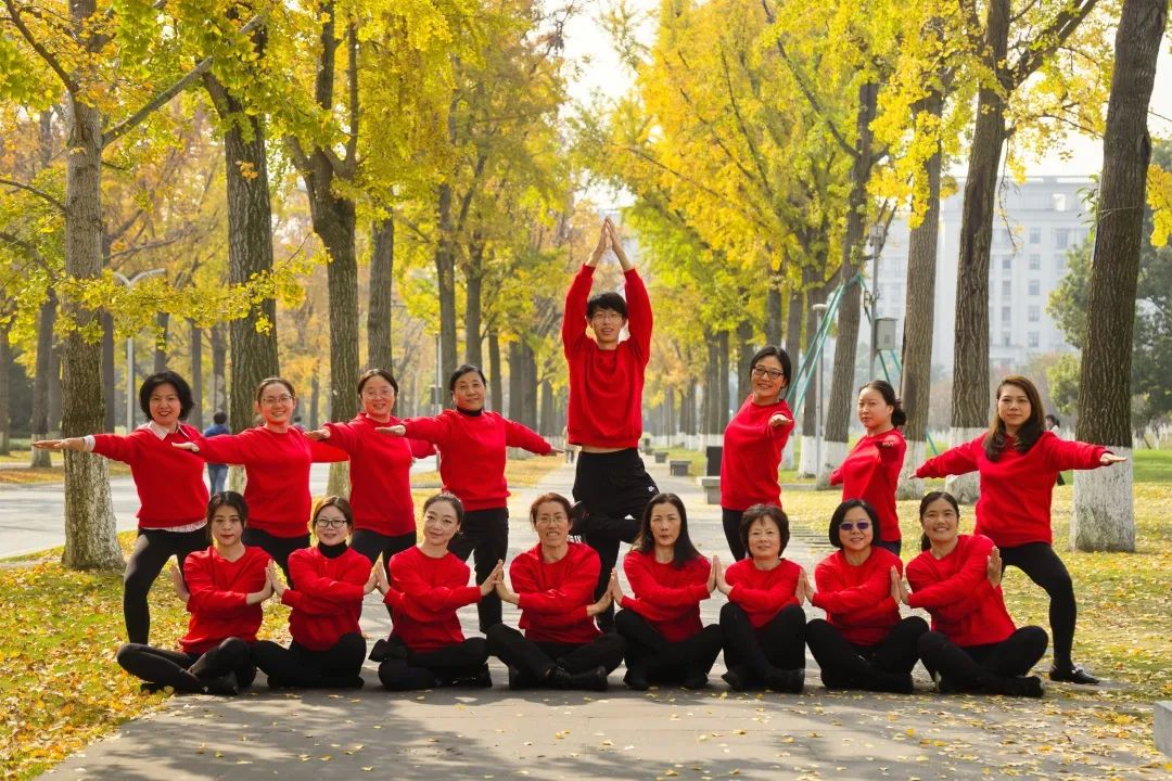 “ ‘瑜’你相伴 喜迎银杏节”瑜伽活动举行