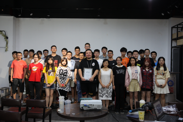 腾讯游戏学院王浩苏来我校谈《游戏策划基础》