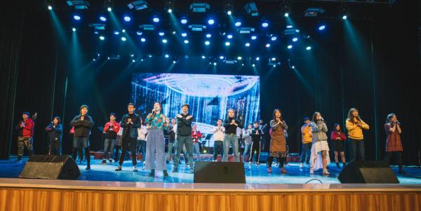 青桔音乐携电声乐团在成电举办流行摇滚演唱会
