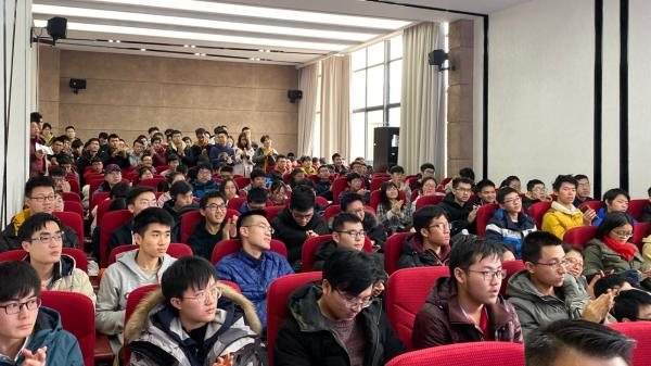 【成电讲坛】丹麦皇家科学院院士莫根斯·詹森教授谈自然界的复杂现象