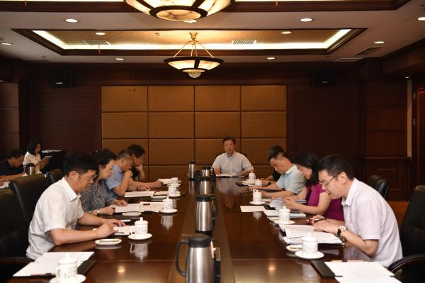 学校党委理论学习中心组召开集体学习会议