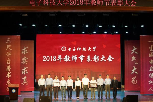 曾勇颁奖.jpg 曾勇颁奖.jpg