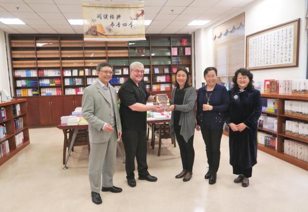 美国著名计算机科学家David E. Goldberg向电子科技大学图书馆捐赠图书