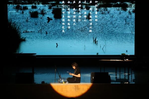 著名诗人翟永明回母校为学弟学妹深情吟唱