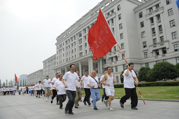 学校举行“五一”校园健身跑活动