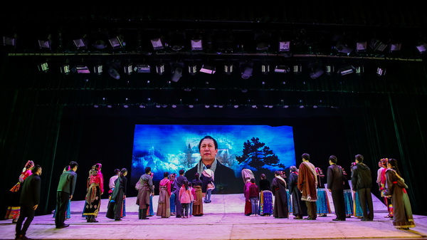 话剧《雪域忠魂》在我校上演