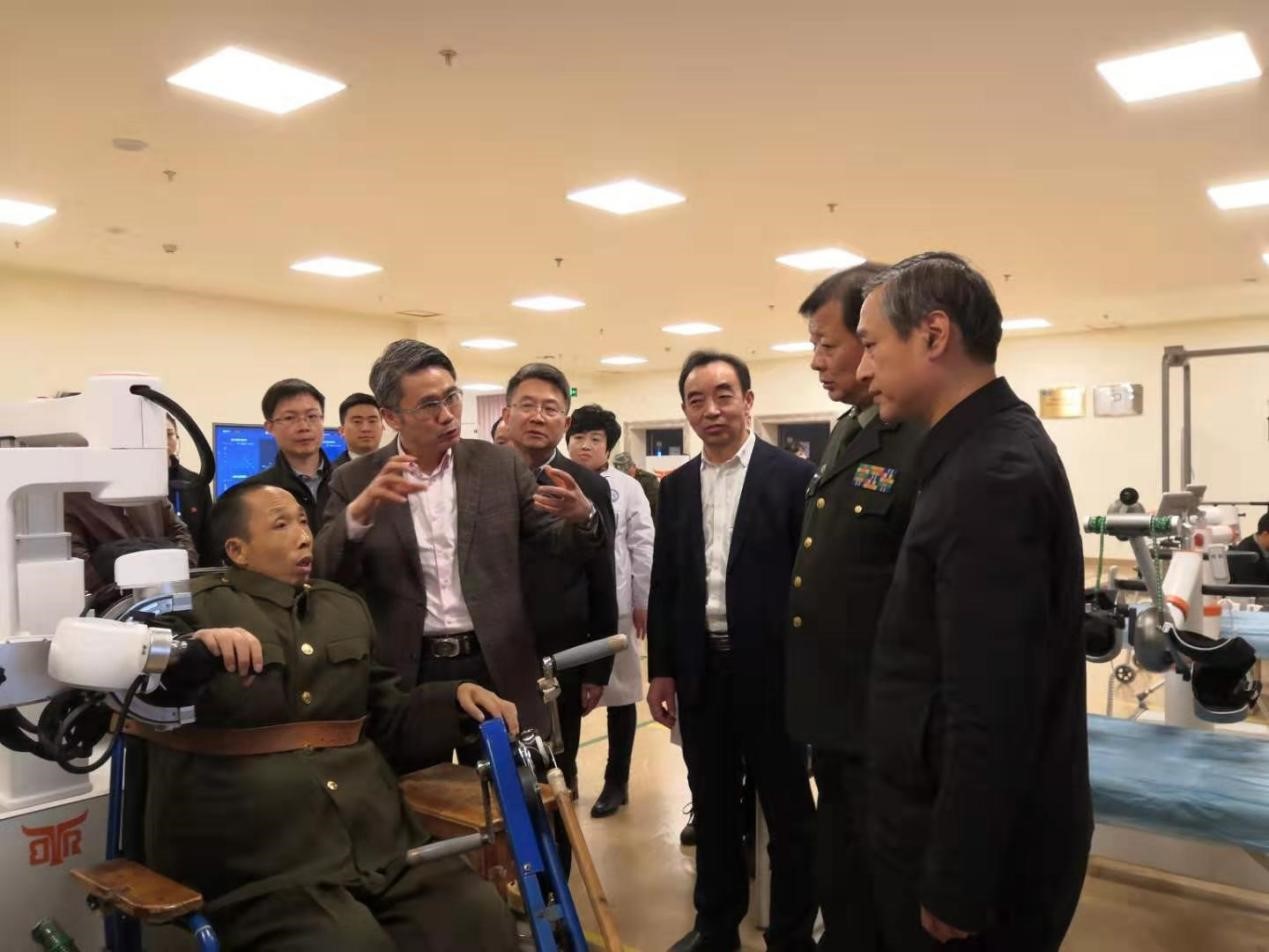 电子科大外骨骼机器人助力革命老兵重新站立行走