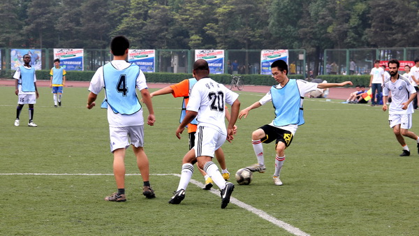 我校中外学子共享“成电身边的世界杯”