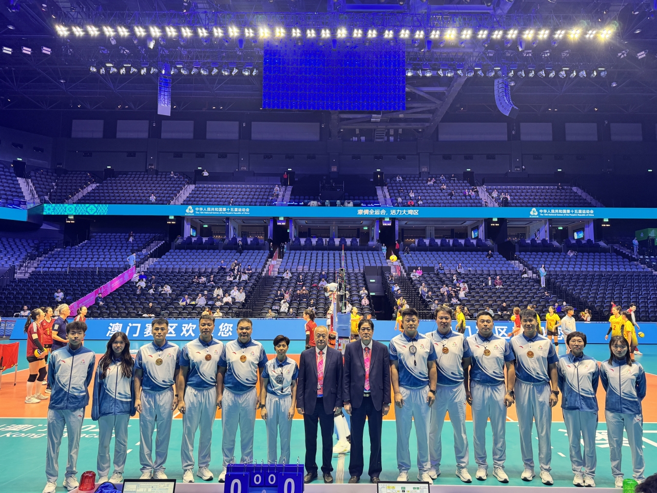 赛前与技术官员合影 图中央着西装者 左一为唐照华教授.jpg