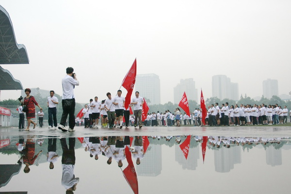 学校举行“五一”校园健身跑活动