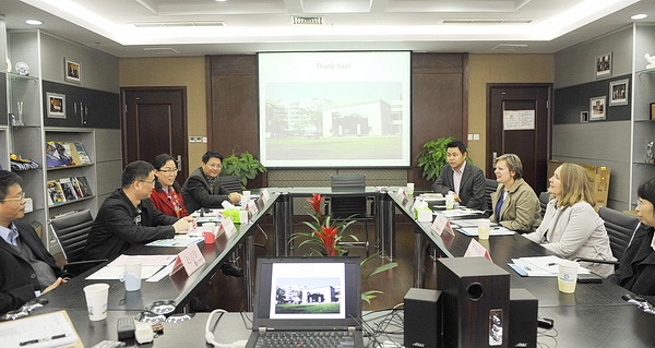 英国驻重庆总领事一行来校访问