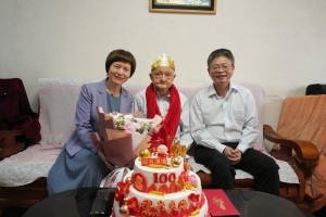 曹萍书记看望百岁离休干部黄大用 共忆峥嵘岁月传承成电精神